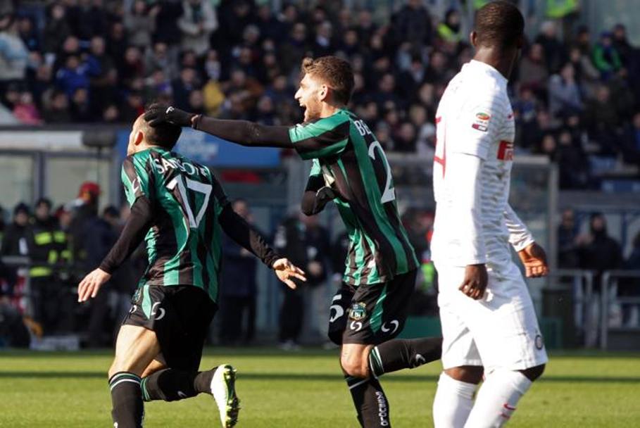 Berardi insegue Sansone impazzito di gioia dopo il gran gol che vale il 2-0 per gli emiliani. Ansa
